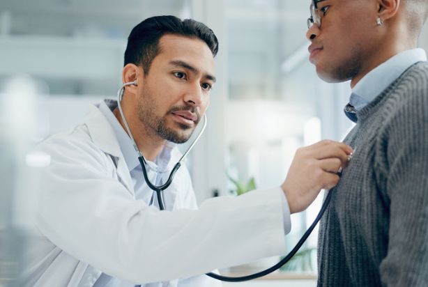 homem se consultando com um médico presencial