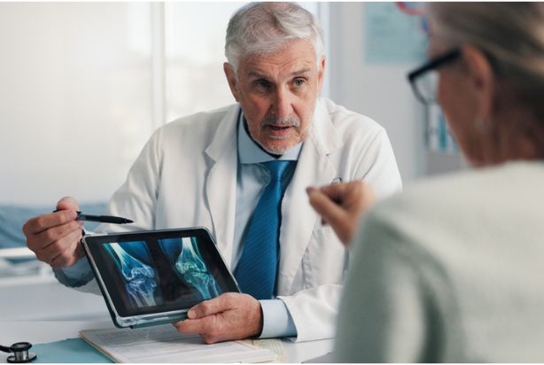 médico e paciente falando sobre osteoporose