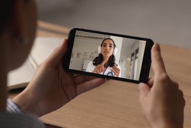 mulher fazendo telemedicina em casa