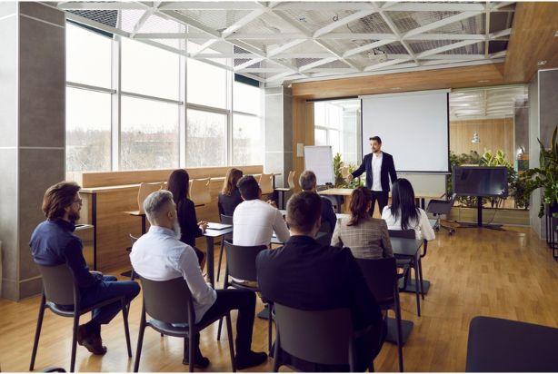 colaboradores participando de workshops