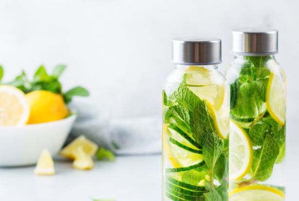 água saborizada refrescante e digestiva