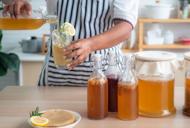 mulher fazendo kombucha