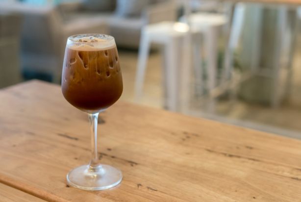 água com gás com café gelado
