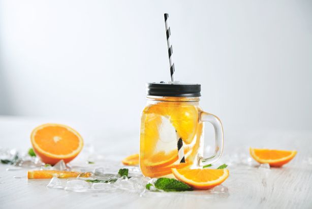 água com gás com laranja e gengibre