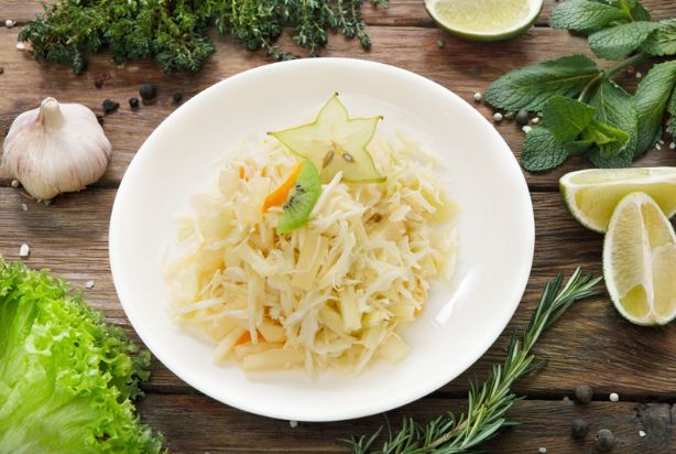 Salada de repolho com abacaxi