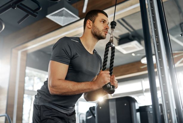 Tríceps corda: aprenda a ter braços fortes e definidos  