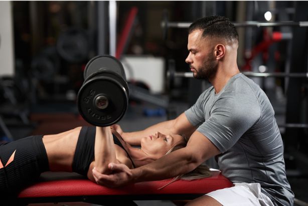 como fazer o supino reto com halteres