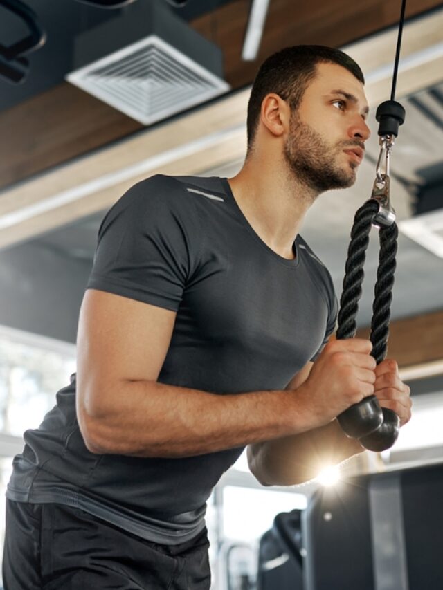 O que o tríceps corda faz, além de deixar os braços mais fortes?