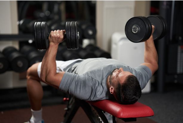 Supino reto com halteres: aprenda a desenvolver o peitoral  