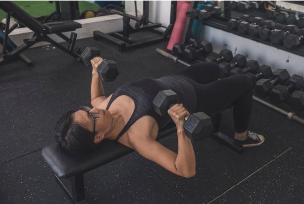 vantagens do supino reto com halteres