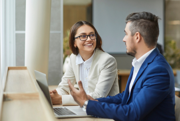 Business Partner conversando com outro colaborador