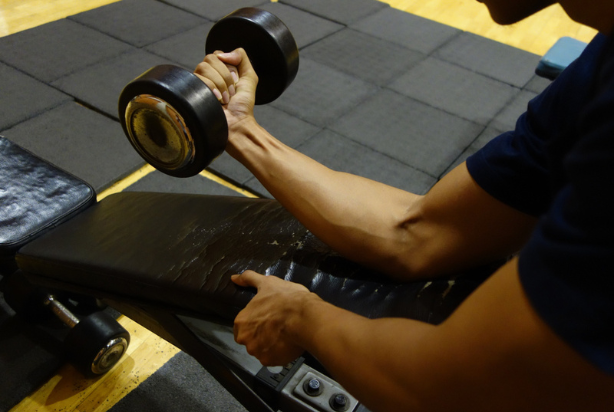 Pessoa fazendo rosca punho