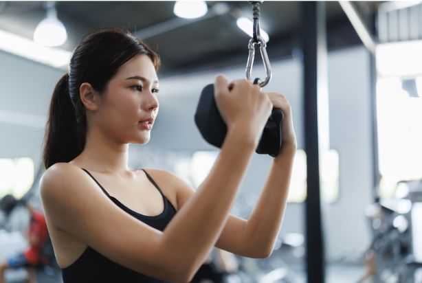 Tríceps inverso: dicas para ter o braço forte e volumoso 