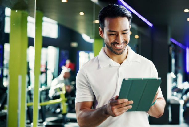 Profissional fazendo análise de concorrência