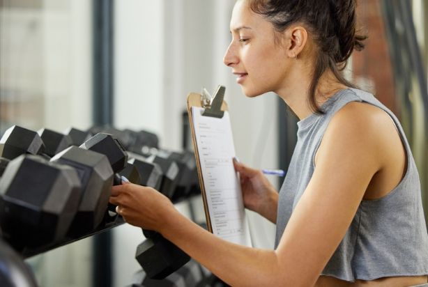 Mulher avaliando pontos de uma análise de concorrência
