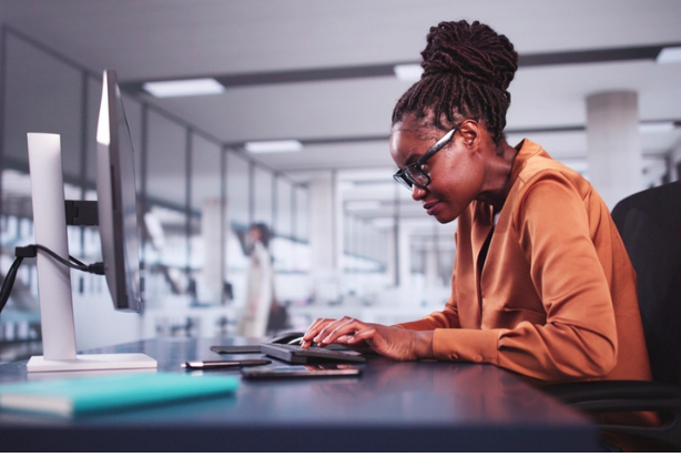 Mulher no trabalho com lombalgia
