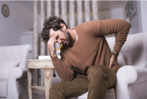 Homem sofrendo com lombalgia