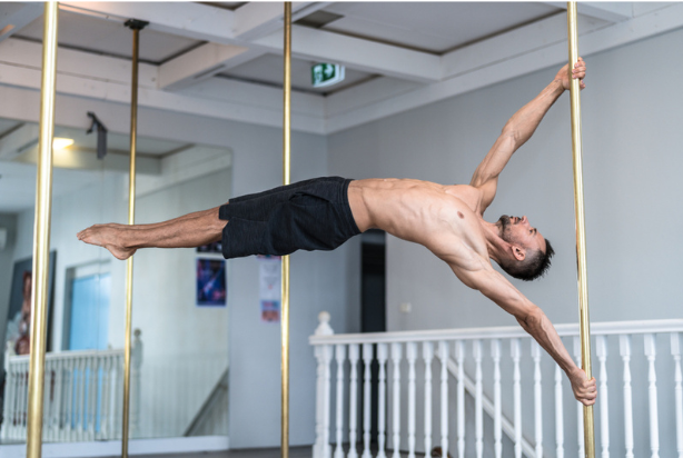 Homem praticando Pole Dance