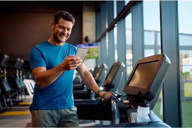 Homem acessando o programa de pontos da academia