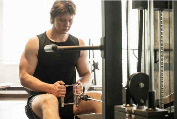 Jovem praticando remada baixa