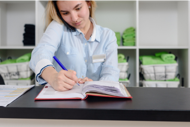 Mulher atendendo com base em um script de atendimento