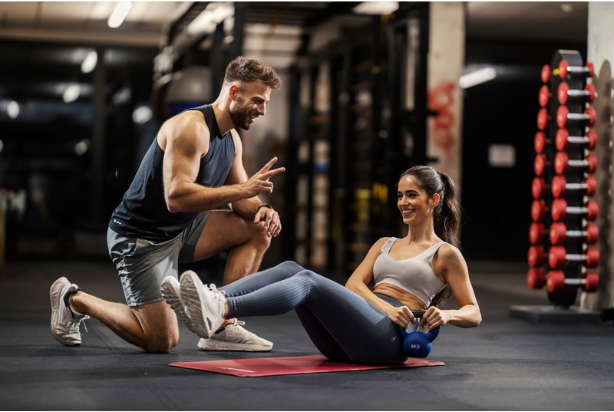 Mulher fazendo abdominal twist com ajuda de um profissional