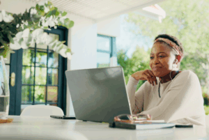 Mulher acompanhando o Youtube TotalPass