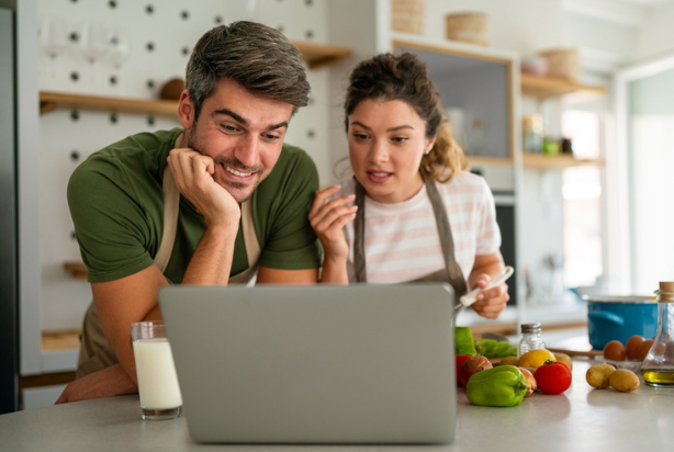 Casal assistindo ao Youtube TotalPass