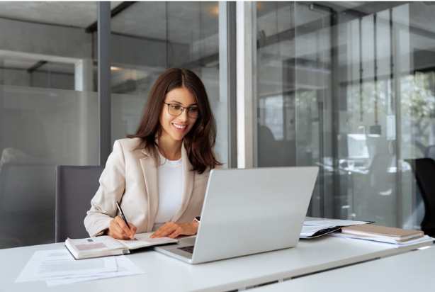 Mulher corporativa assistindo ao Youtube TotalPass