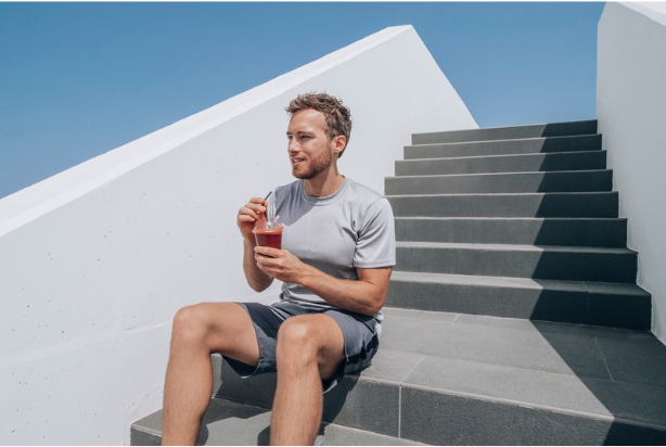 Homem tomando suco de beterraba
