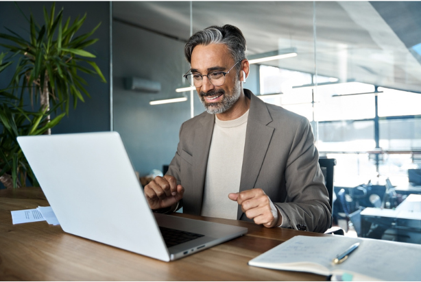 Homem conferindo os feriados de 2026