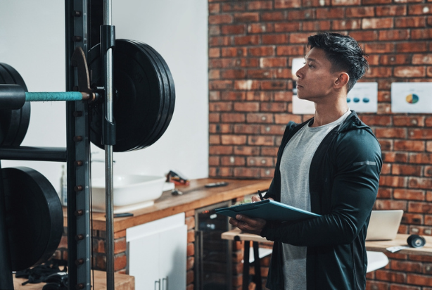 dono de academia calculando margem de lucro