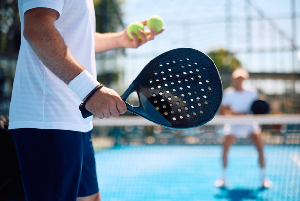 Pessoa jogando padel