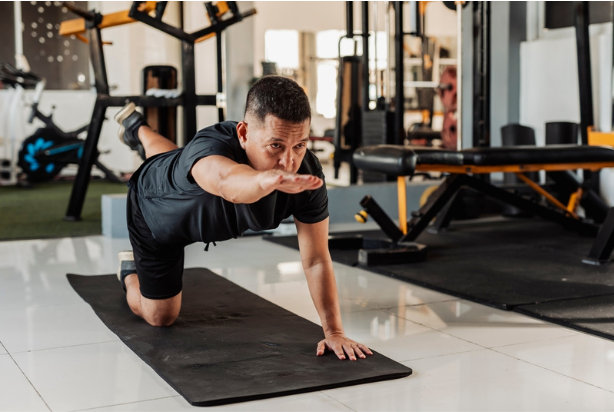 Um homem fazendo exercício perdigueiro