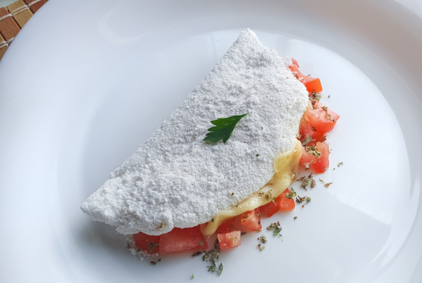 Tapioca com queijo e tomate