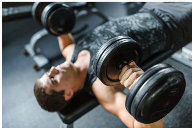 Pessoa fazendo supino unilateral 