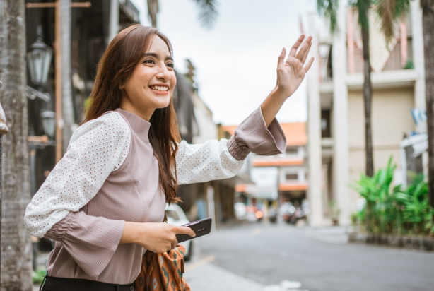 Mulher pedindo transporte