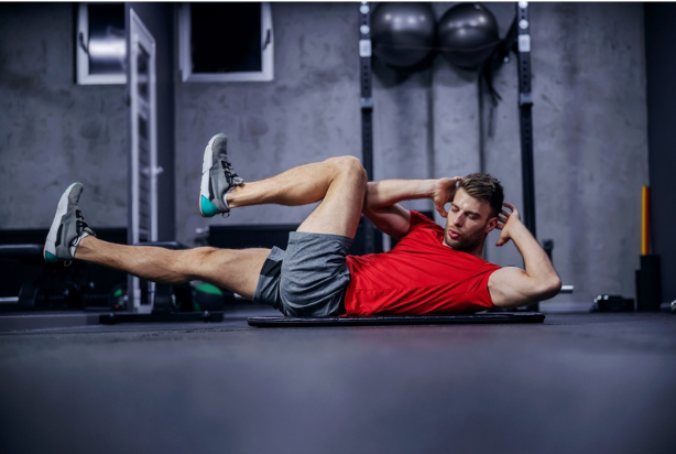 menino fazendo abdominal bicicleta