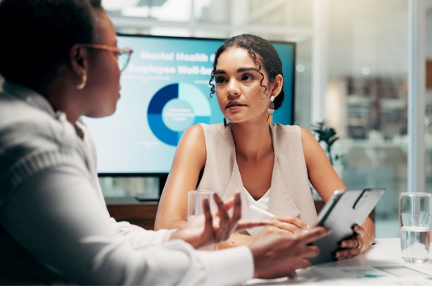 Mulheres discutindo ChatGPT no rh