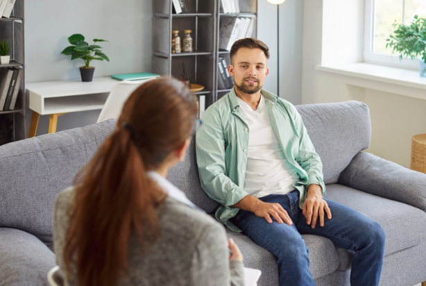 Homem fazendo terapia por causa da claustrofobia