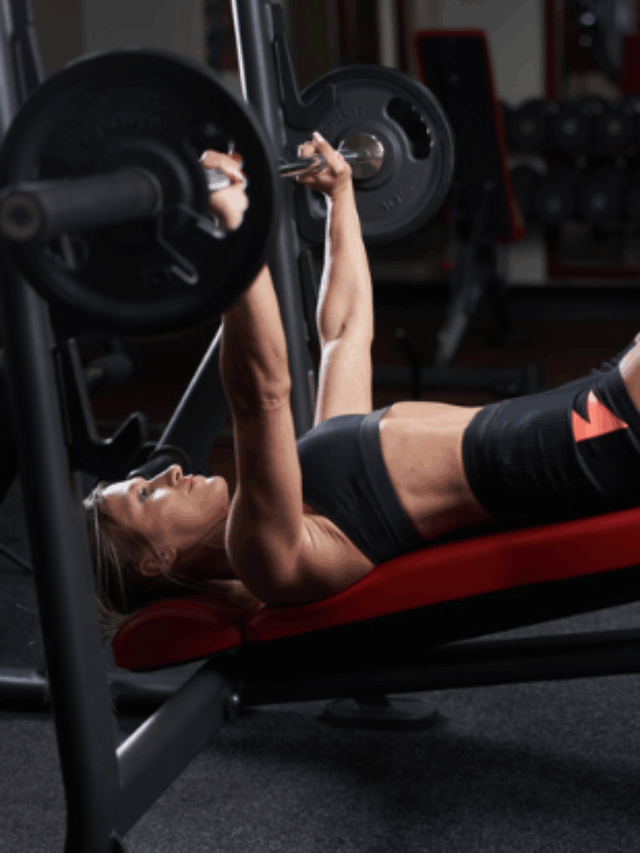 Supino declinado: pontos de atenção ao fazer o exercício