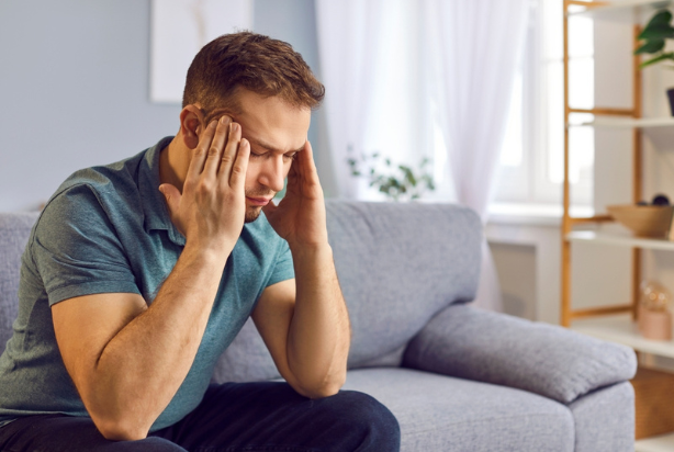 Homem com enxaqueca