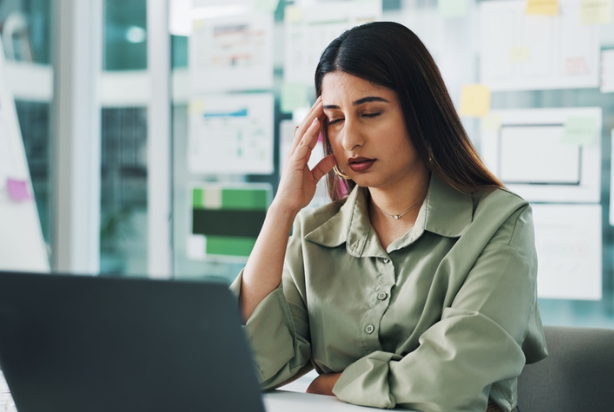 Enxaqueca: sintomas, causas e como aliviar 