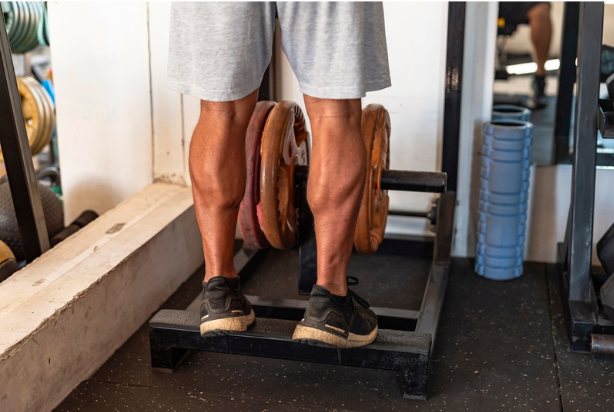 pessoa praticando gêmeos em pé