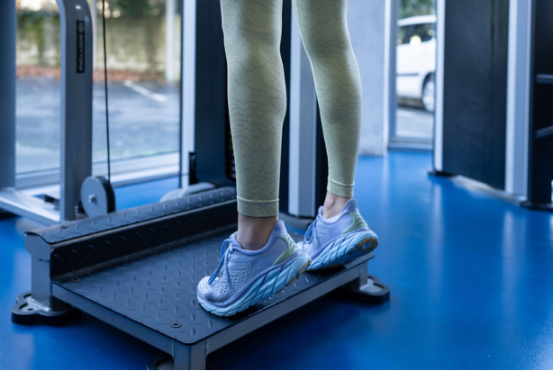 Gêmeos em pé: exercício para fortalecer a sua panturrilha