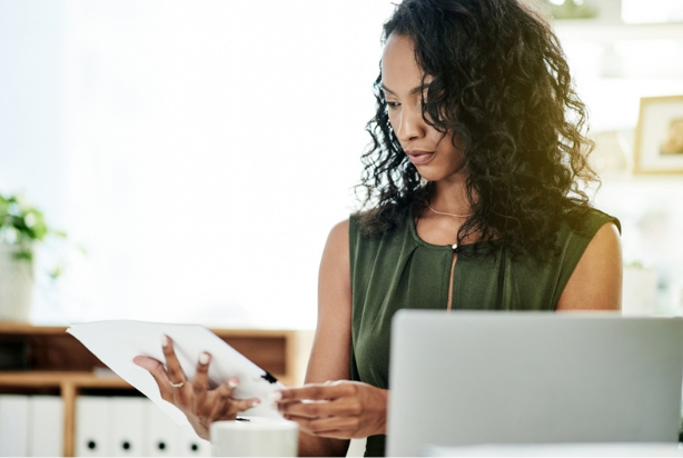 Mulher buscando canais de denúncia para a lei 14.457