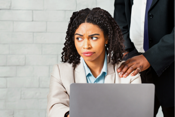 Mulher buscando lei 14.457