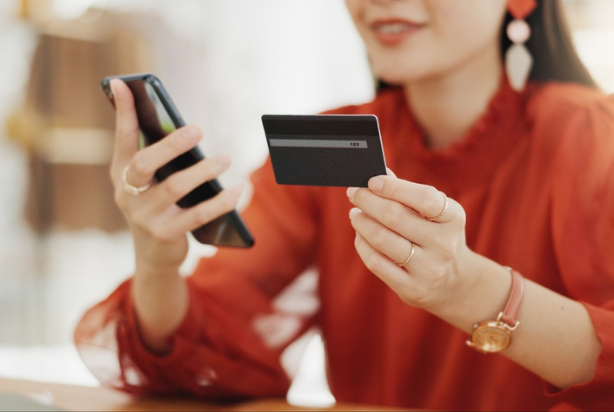 Colaboradora olhando o vale-cultura