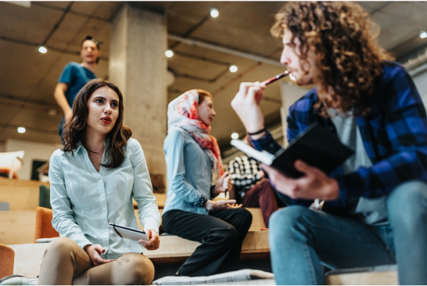 Homem e mulher incentivando cultura de aprendizagem