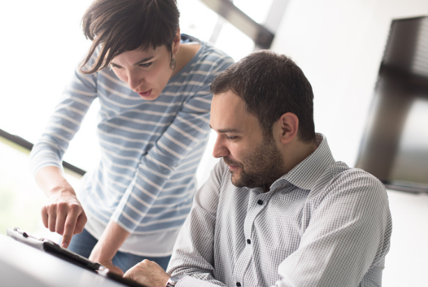 Colaboradores incentivando a autonomia feminina no trabalho